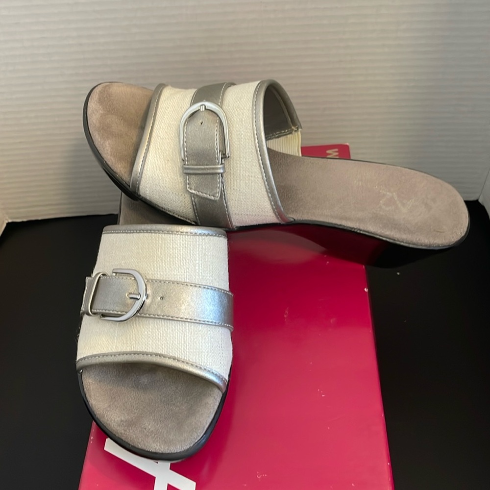 A2 wedge sandal with silver buckle on white linen sz 8 by Aerosoles.